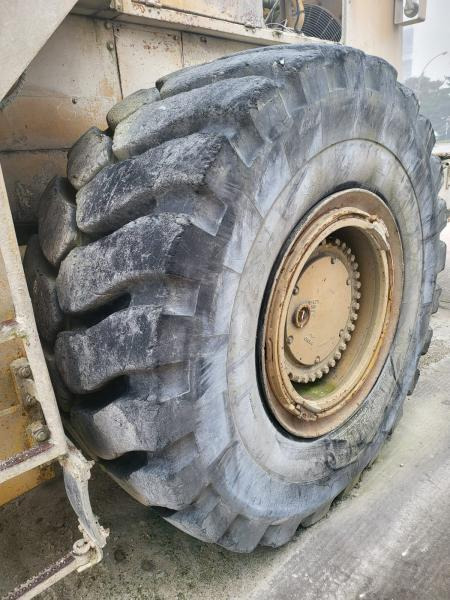اللودر بعجل Caterpillar 988B: صورة 16