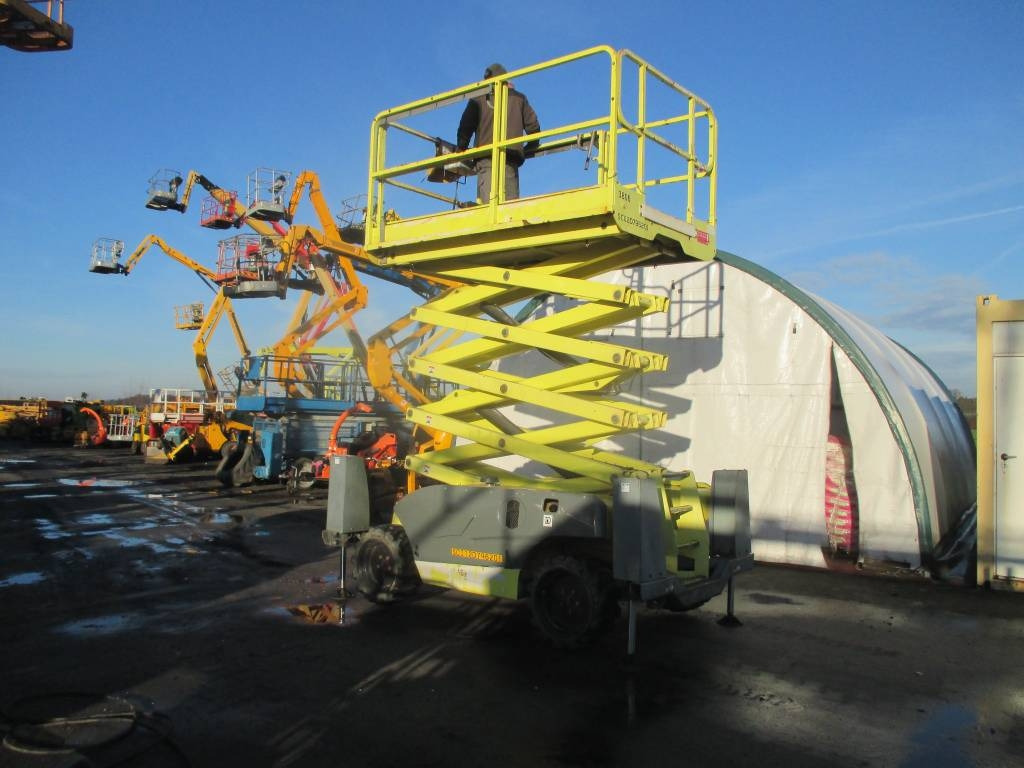 Haulotte Compact 12 DX - رافعة هيدروليكية مقصية: صورة 1 Haulotte Compact 12 DX - رافعة هيدروليكية مقصية: صورة 1