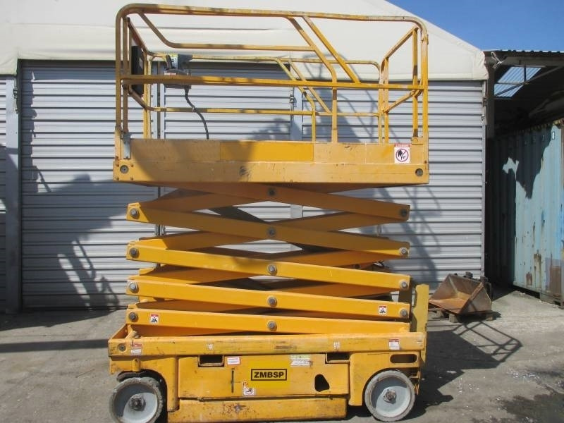 Haulotte Compact 12 - رافعة هيدروليكية مقصية: صورة 1 Haulotte Compact 12 - رافعة هيدروليكية مقصية: صورة 1