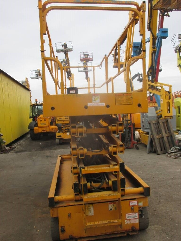 Haulotte Compact 12 - رافعة هيدروليكية مقصية: صورة 3 Haulotte Compact 12 - رافعة هيدروليكية مقصية: صورة 3