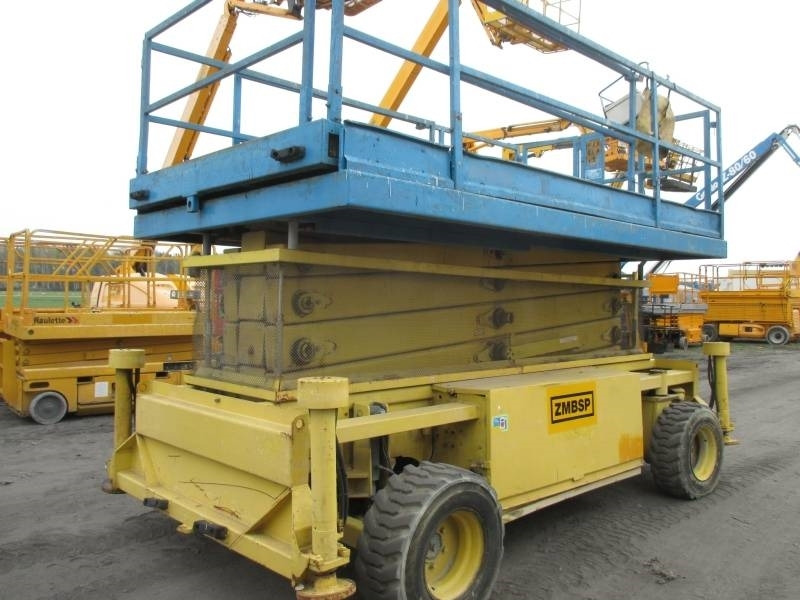 Holland Lift B 165 DL 24 - رافعة هيدروليكية مقصية: صورة 3 Holland Lift B 165 DL 24 - رافعة هيدروليكية مقصية: صورة 3