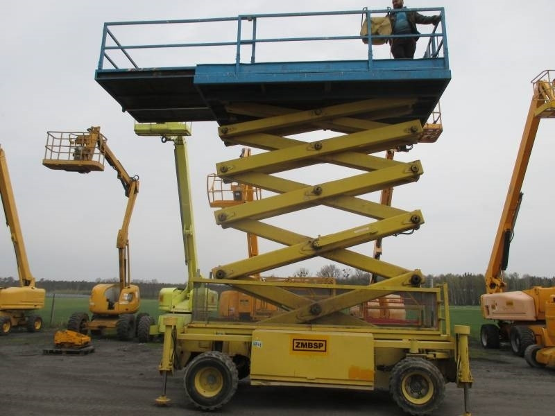 Holland Lift B 165 DL 24 - رافعة هيدروليكية مقصية: صورة 1 Holland Lift B 165 DL 24 - رافعة هيدروليكية مقصية: صورة 1
