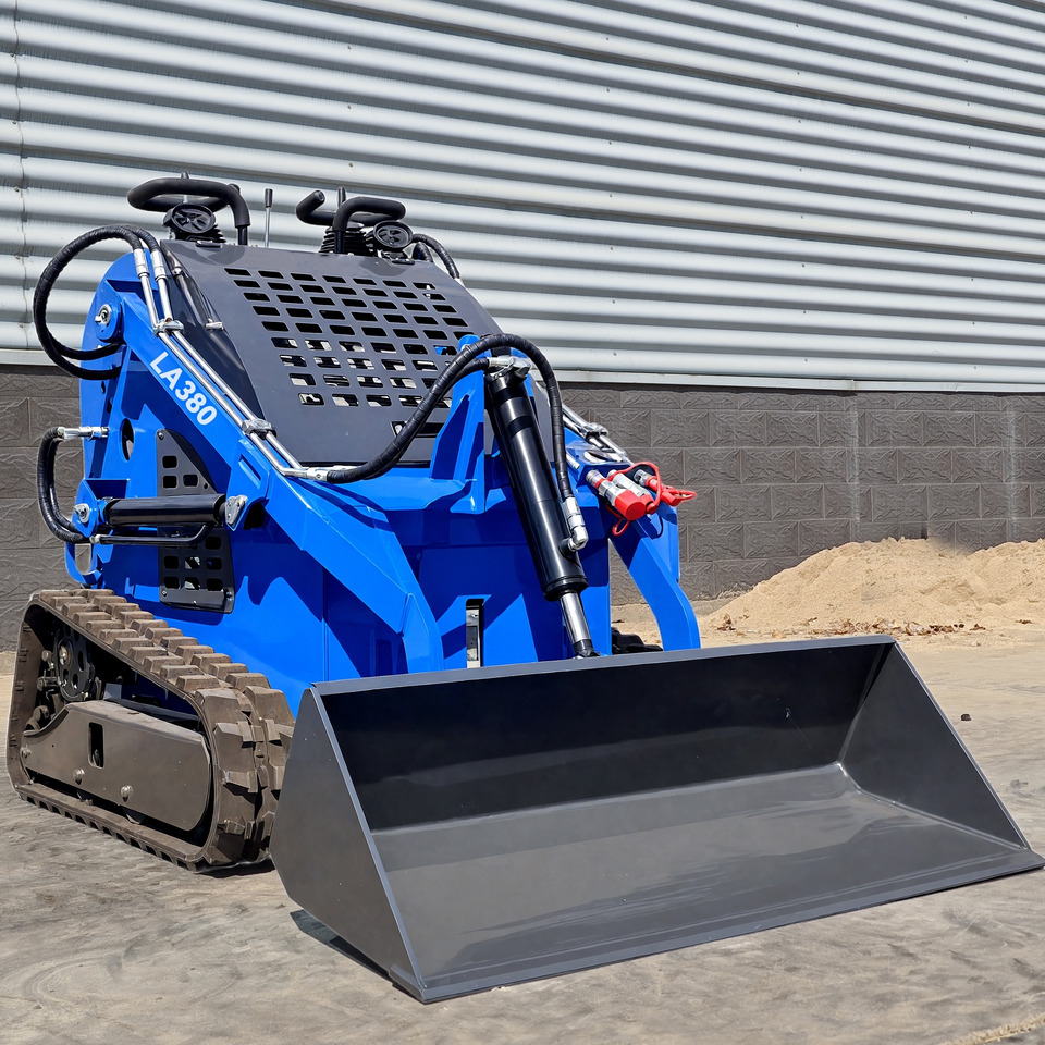 LEZUM LA380 Mini Skid Steer Loader Compact Track Diesel Cheap Mini Skid Steer Loader For Sale With Mini Skid Steer Attachments 4 In 1 Bucket - شيول صغير: صورة 3 LEZUM LA380 Mini Skid Steer Loader Compact Track Diesel Cheap Mini Skid Steer Loader For Sale With Mini Skid Steer Attachments 4 In 1 Bucket - شيول صغير: صورة 3
