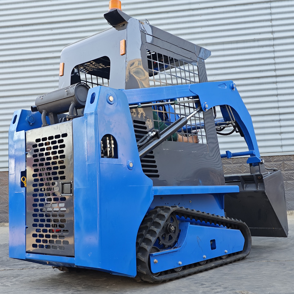 LEZUM LA670 Mini Small Skid Steer Loader Compact Track Diesel Mini Skid Steer Loader For Sale With Small Mini Skid Steer Attachments 4 In 1 Bucket - شيول صغير: صورة 5 LEZUM LA670 Mini Small Skid Steer Loader Compact Track Diesel Mini Skid Steer Loader For Sale With Small Mini Skid Steer Attachments 4 In 1 Bucket - شيول صغير: صورة 5