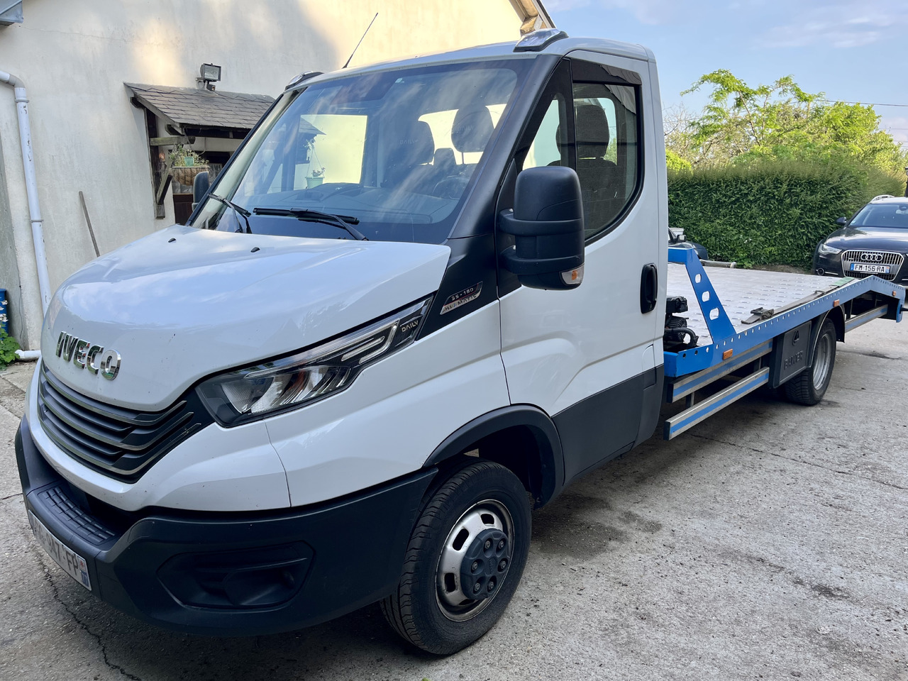 Iveco Daily 35-180 plateau dépannage dépanneuse porte voiture - شاحنة مفتوحة: صورة 1 Iveco Daily 35-180 plateau dépannage dépanneuse porte voiture - شاحنة مفتوحة: صورة 1