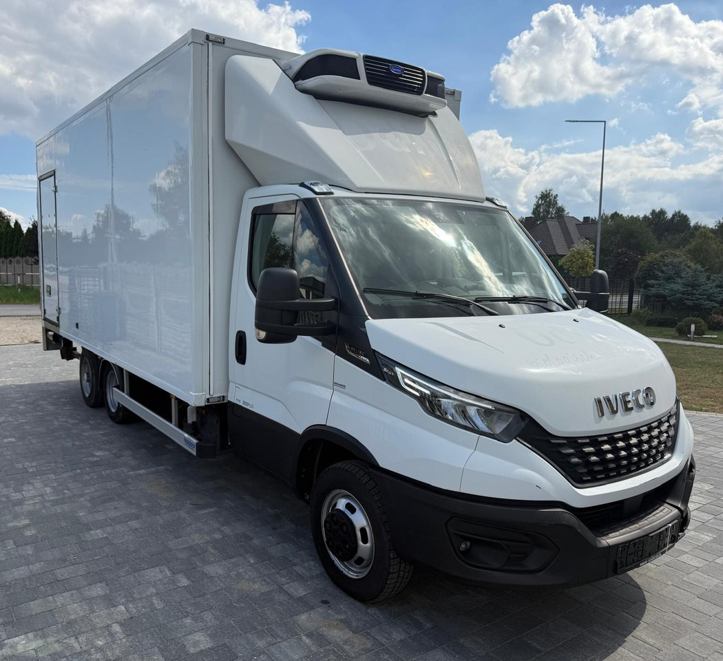 IVECO 40C18 BE COMBI – chłodnia z windą, kat. B+E, polift, 2019 rok - شاحنة مُبرّدة للتوصيل: صورة 3 IVECO 40C18 BE COMBI – chłodnia z windą, kat. B+E, polift, 2019 rok - شاحنة مُبرّدة للتوصيل: صورة 3