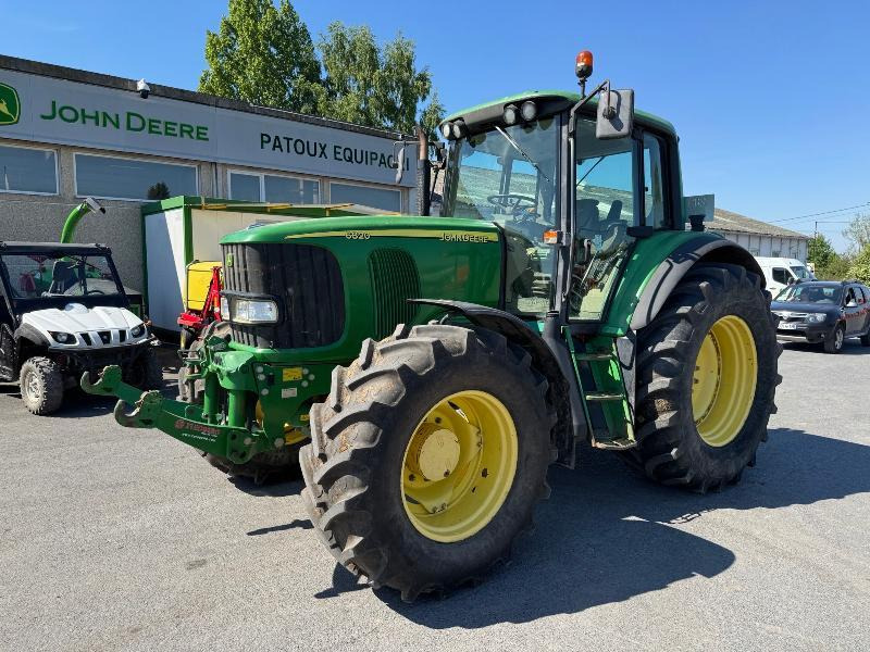 JOHN DEERE 6820 - جرار: صورة 1 JOHN DEERE 6820 - جرار: صورة 1