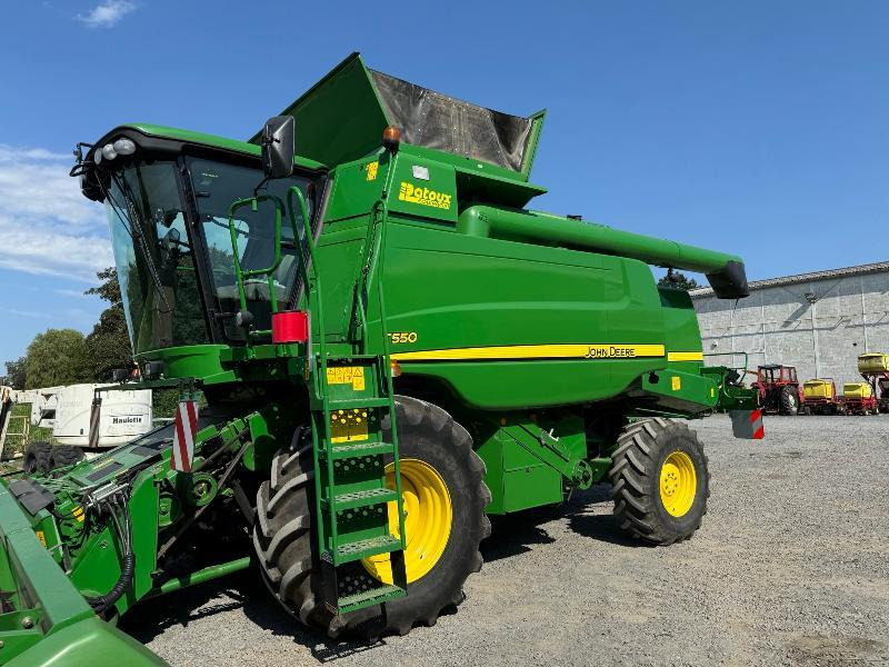 JOHN DEERE T550 - حصادة موحَّدة: صورة 1 JOHN DEERE T550 - حصادة موحَّدة: صورة 1