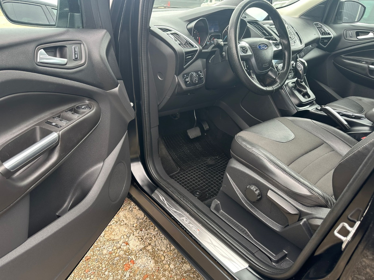 FORD KUGA TITANIUM - سيارة دفع رباعي: صورة 3 FORD KUGA TITANIUM - سيارة دفع رباعي: صورة 3