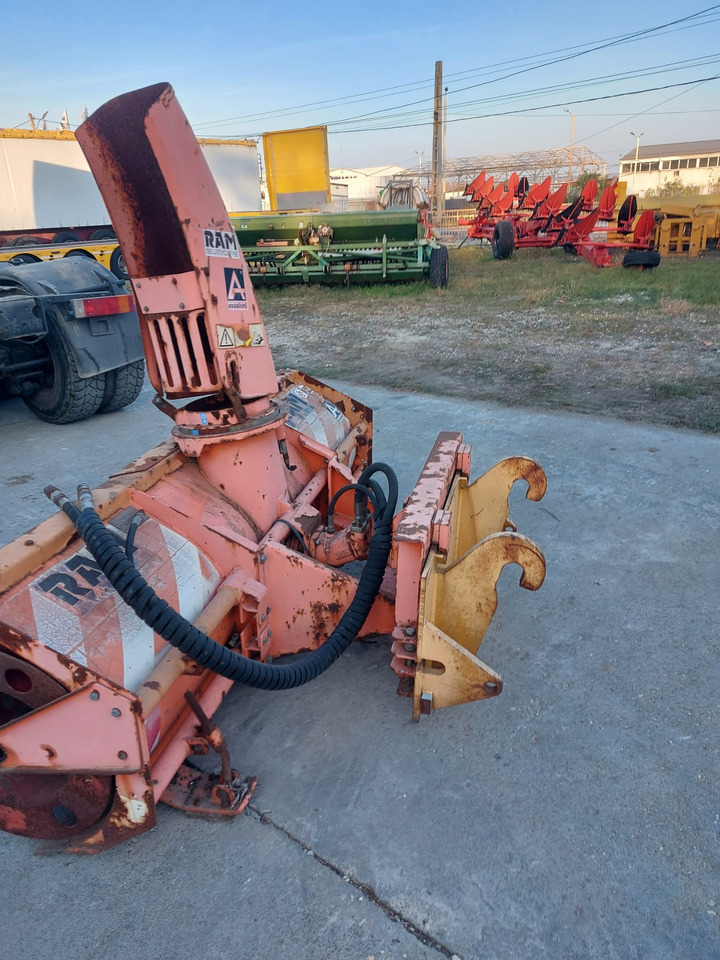 Freza zapada/Snow blower Assaloni pentru Buldoexcavator/Bobcat/Incatcator frontal - منفاخ الثلج - آلات البناء: صورة 2 Freza zapada/Snow blower Assaloni pentru Buldoexcavator/Bobcat/Incatcator frontal - منفاخ الثلج - آلات البناء: صورة 2