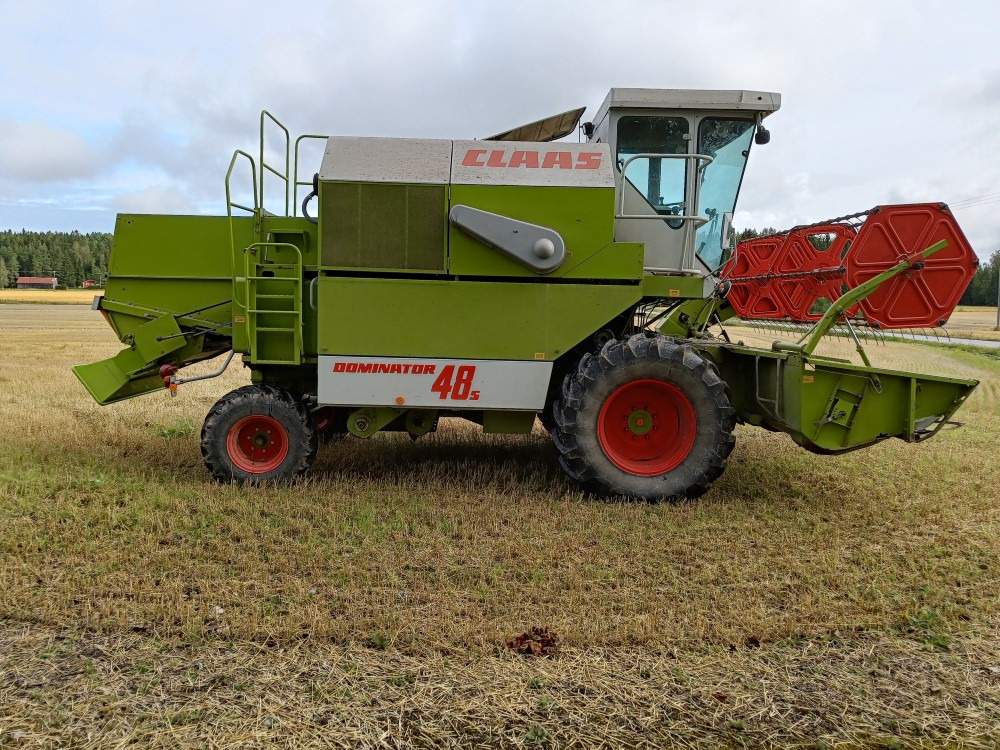 CLAAS Dominator 48S leikkuupuimuri, hydraulisella torvella - حصادة موحَّدة: صورة 1 CLAAS Dominator 48S leikkuupuimuri, hydraulisella torvella - حصادة موحَّدة: صورة 1