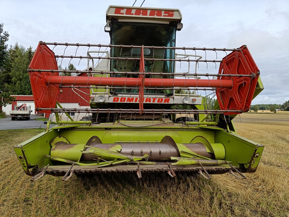 CLAAS Dominator 48S leikkuupuimuri, hydraulisella torvella - حصادة موحَّدة: صورة 3 CLAAS Dominator 48S leikkuupuimuri, hydraulisella torvella - حصادة موحَّدة: صورة 3