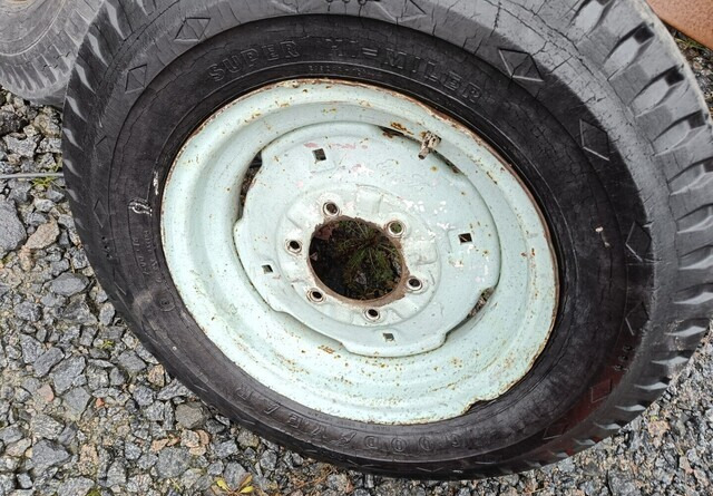 Fordson Diesel Major eturenkaat - إطارات - جرار: صورة 4 Fordson Diesel Major eturenkaat - إطارات - جرار: صورة 4