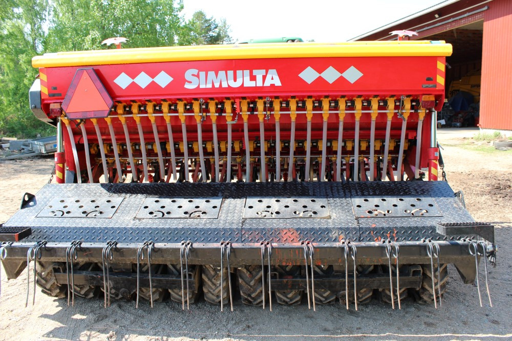 Junkkari Simulta 3000T - Siisti! Heinänsiemenlaite ja kiekkovantaat takana - آلة البذار متعددة الوظائف: صورة 1 Junkkari Simulta 3000T - Siisti! Heinänsiemenlaite ja kiekkovantaat takana - آلة البذار متعددة الوظائف: صورة 1