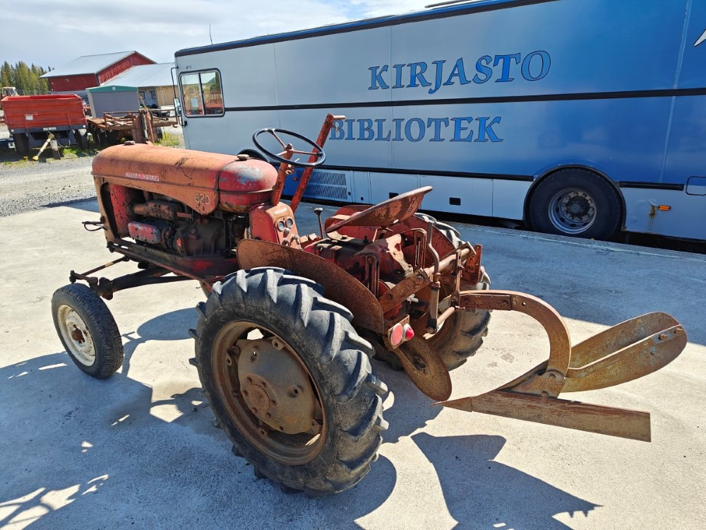 Massey Harris 820D harvinainen 2-sylinterinen diesel, katso video! - جرار: صورة 4 Massey Harris 820D harvinainen 2-sylinterinen diesel, katso video! - جرار: صورة 4