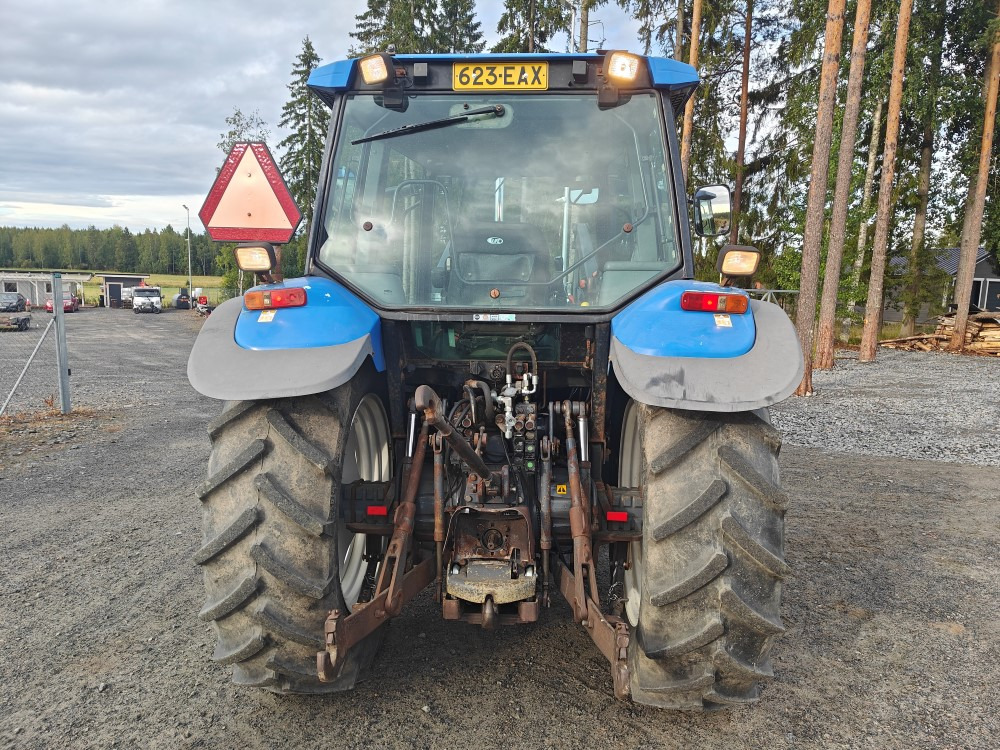 New Holland TS100, ES vaihteisto, ilmastointi, etukuormaaja Ålö Q55, katso video! - جرار: صورة 4 New Holland TS100, ES vaihteisto, ilmastointi, etukuormaaja Ålö Q55, katso video! - جرار: صورة 4