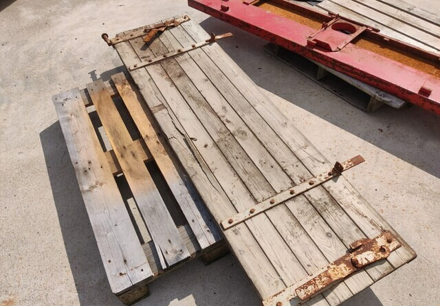 Peräkärryn laita - K 54cm - L 195cm - puinen - هيكل السيارة الخارجية - مقطورة زراعية قلابة: صورة 1 Peräkärryn laita - K 54cm - L 195cm - puinen - هيكل السيارة الخارجية - مقطورة زراعية قلابة: صورة 1