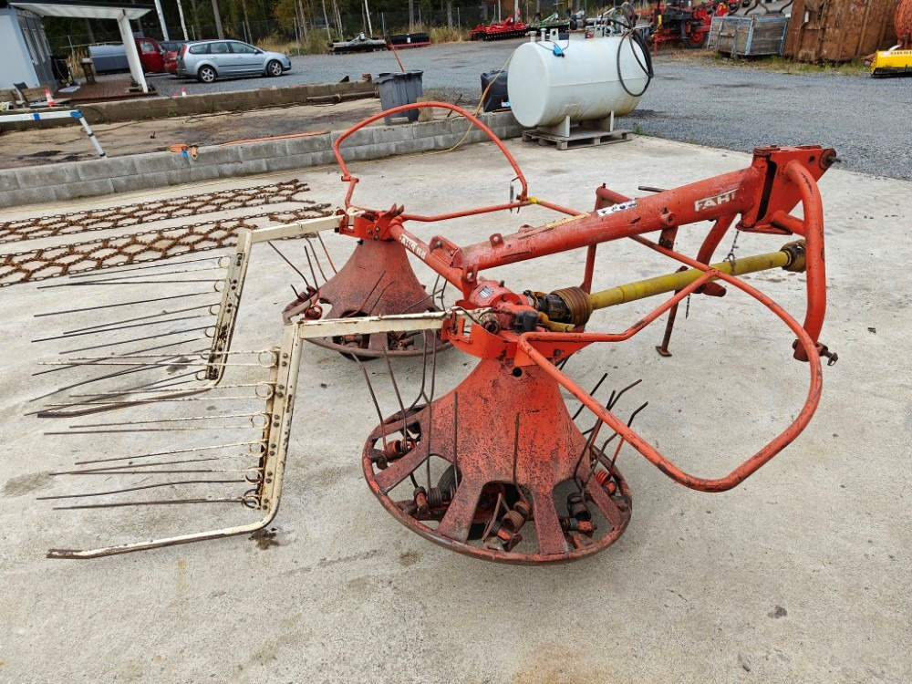 Pyöröharavapöyhin Fahr KU25 karhottimilla Ratasvetoinen harvinainen kone, katso video! - آلة تيبيس العشب/ آلة جمع العشب: صورة 3 Pyöröharavapöyhin Fahr KU25 karhottimilla Ratasvetoinen harvinainen kone, katso video! - آلة تيبيس العشب/ آلة جمع العشب: صورة 3