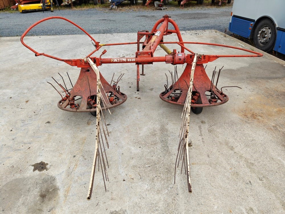 Pyöröharavapöyhin Fahr KU25 karhottimilla Ratasvetoinen harvinainen kone, katso video! - آلة تيبيس العشب/ آلة جمع العشب: صورة 4 Pyöröharavapöyhin Fahr KU25 karhottimilla Ratasvetoinen harvinainen kone, katso video! - آلة تيبيس العشب/ آلة جمع العشب: صورة 4