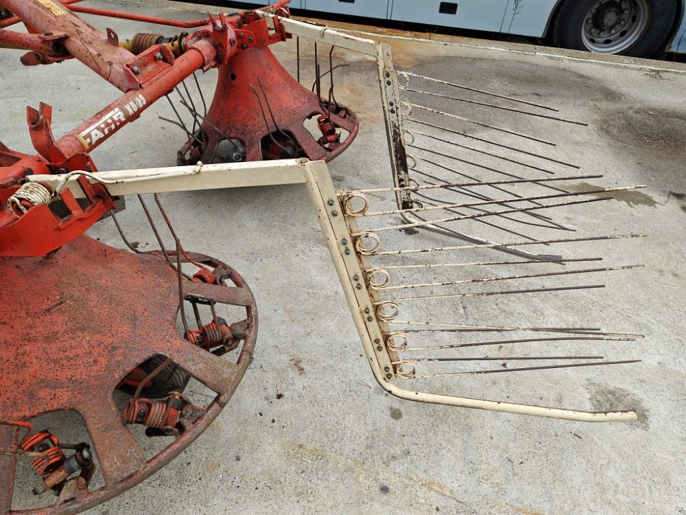 Pyöröharavapöyhin Fahr KU25 karhottimilla Ratasvetoinen harvinainen kone, katso video! - آلة تيبيس العشب/ آلة جمع العشب: صورة 5 Pyöröharavapöyhin Fahr KU25 karhottimilla Ratasvetoinen harvinainen kone, katso video! - آلة تيبيس العشب/ آلة جمع العشب: صورة 5