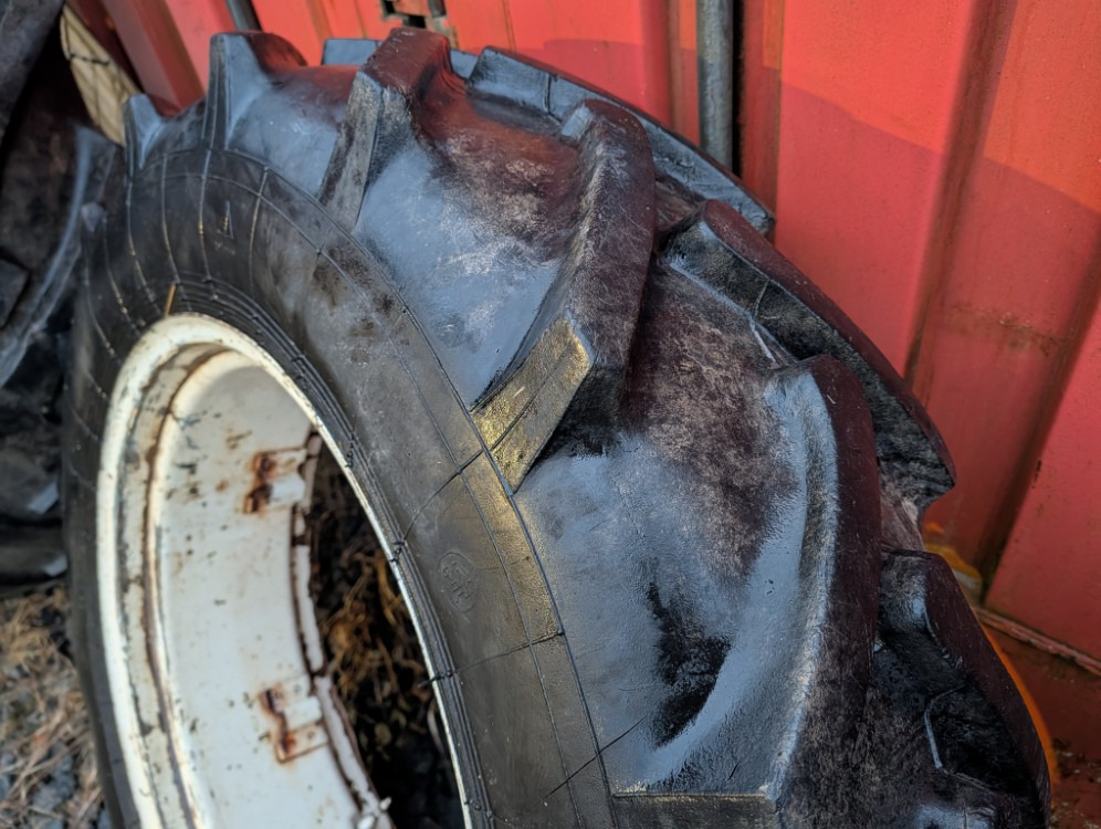 Renkaat 12.4R28 vannekehillä - إطارات: صورة 3 Renkaat 12.4R28 vannekehillä - إطارات: صورة 3