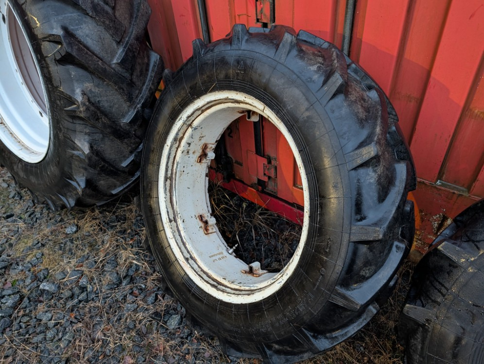 Renkaat 12.4R28 vannekehillä - إطارات: صورة 2 Renkaat 12.4R28 vannekehillä - إطارات: صورة 2