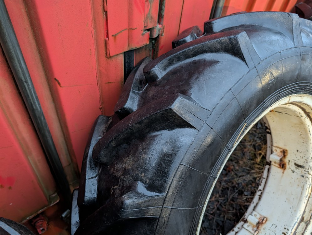 Renkaat 12.4R28 vannekehillä - إطارات: صورة 4 Renkaat 12.4R28 vannekehillä - إطارات: صورة 4