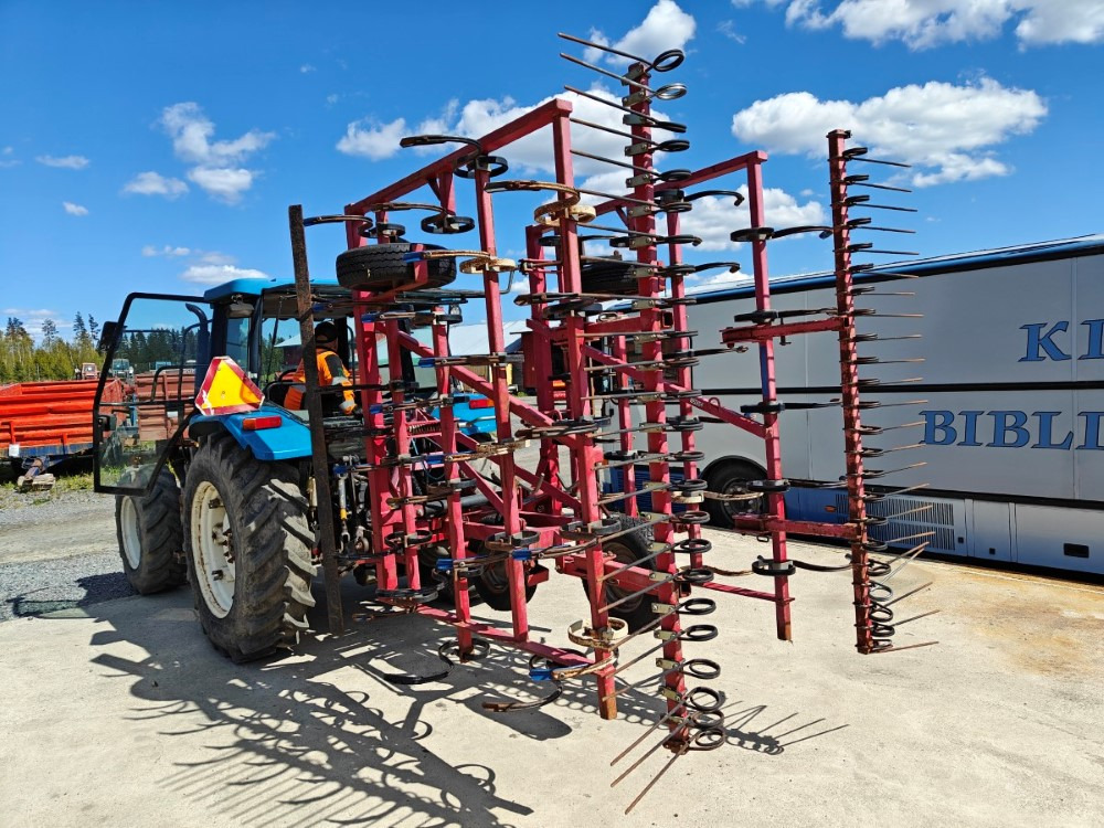 VM 450 cm, hydraulisesti taittuva, etulana ja jälkihara, katso video! - مشط العشب: صورة 2 VM 450 cm, hydraulisesti taittuva, etulana ja jälkihara, katso video! - مشط العشب: صورة 2