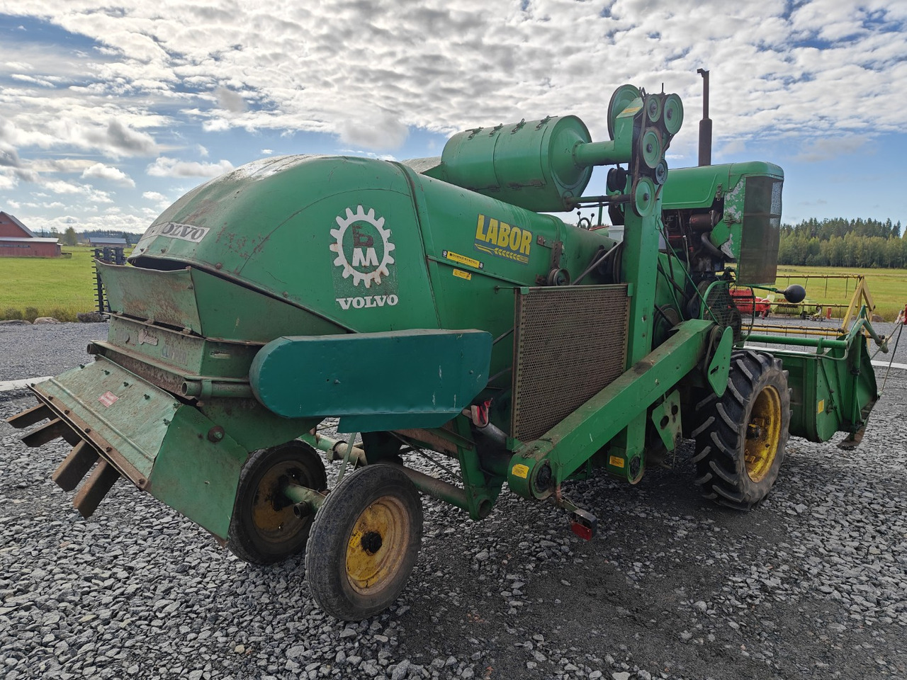 Volvo BM ST257 leikkuupuimuri työleveys 190cm, vaikka koeruutupuimuriksi, katso video! - حصادة موحَّدة: صورة 4 Volvo BM ST257 leikkuupuimuri työleveys 190cm, vaikka koeruutupuimuriksi, katso video! - حصادة موحَّدة: صورة 4