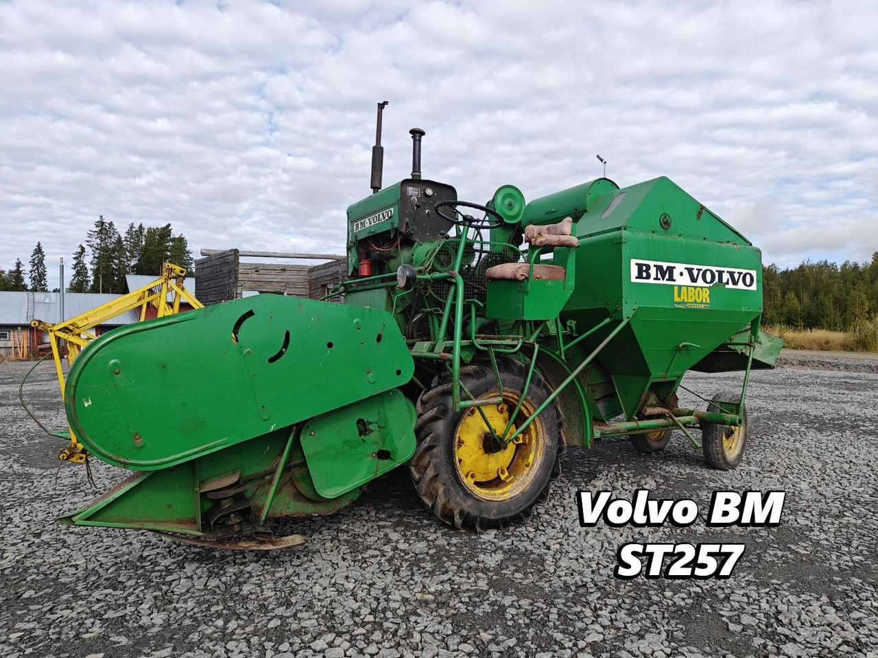 Volvo BM ST257 leikkuupuimuri työleveys 190cm, vaikka koeruutupuimuriksi, katso video! - حصادة موحَّدة: صورة 1 Volvo BM ST257 leikkuupuimuri työleveys 190cm, vaikka koeruutupuimuriksi, katso video! - حصادة موحَّدة: صورة 1