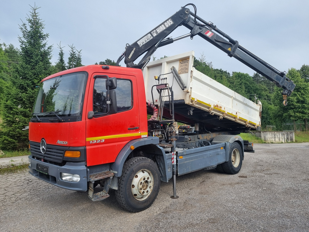 MERCEDES-BENZ ATEGO 1323 4x4 tipper + crane HIAB 095 - شاحنة قلاب, شاحنة كرين: صورة 1 MERCEDES-BENZ ATEGO 1323 4x4 tipper + crane HIAB 095 - شاحنة قلاب, شاحنة كرين: صورة 1