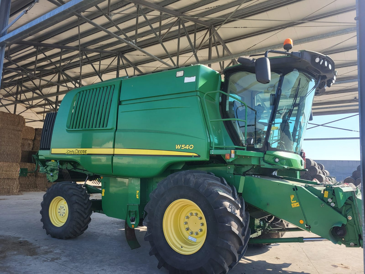 John Deere W540 - حصادة موحَّدة: صورة 1 John Deere W540 - حصادة موحَّدة: صورة 1