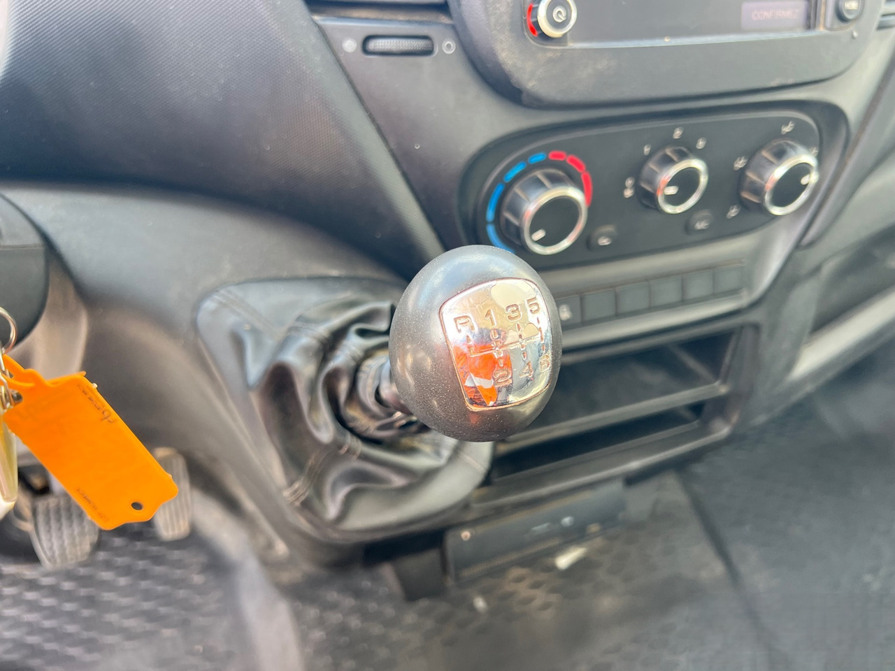 IVECO DAILY 35-130 - قلاب صغير: صورة 2 IVECO DAILY 35-130 - قلاب صغير: صورة 2
