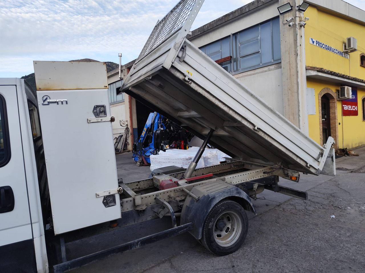 IVECO DAILY 35-140 - قلاب صغير: صورة 2 IVECO DAILY 35-140 - قلاب صغير: صورة 2