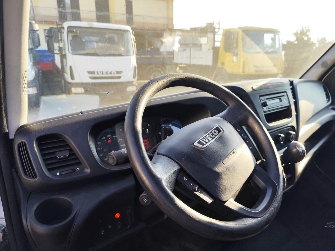 IVECO DAILY 35C15 - شاحنة كرين, قلاب صغير: صورة 3 IVECO DAILY 35C15 - شاحنة كرين, قلاب صغير: صورة 3