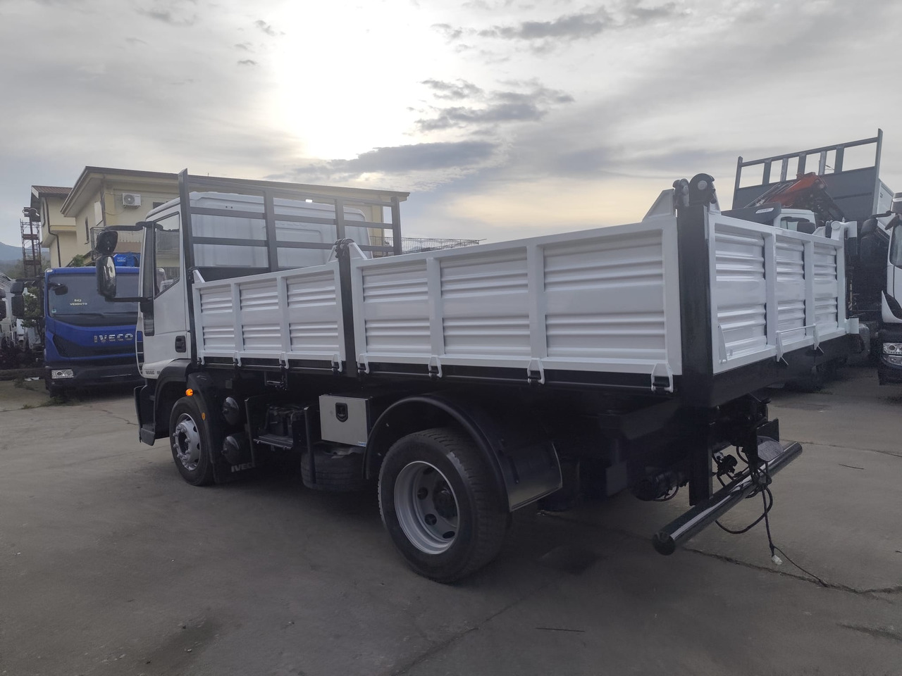 IVECO EUROCARGO 120E25 - شاحنة قلاب: صورة 3 IVECO EUROCARGO 120E25 - شاحنة قلاب: صورة 3