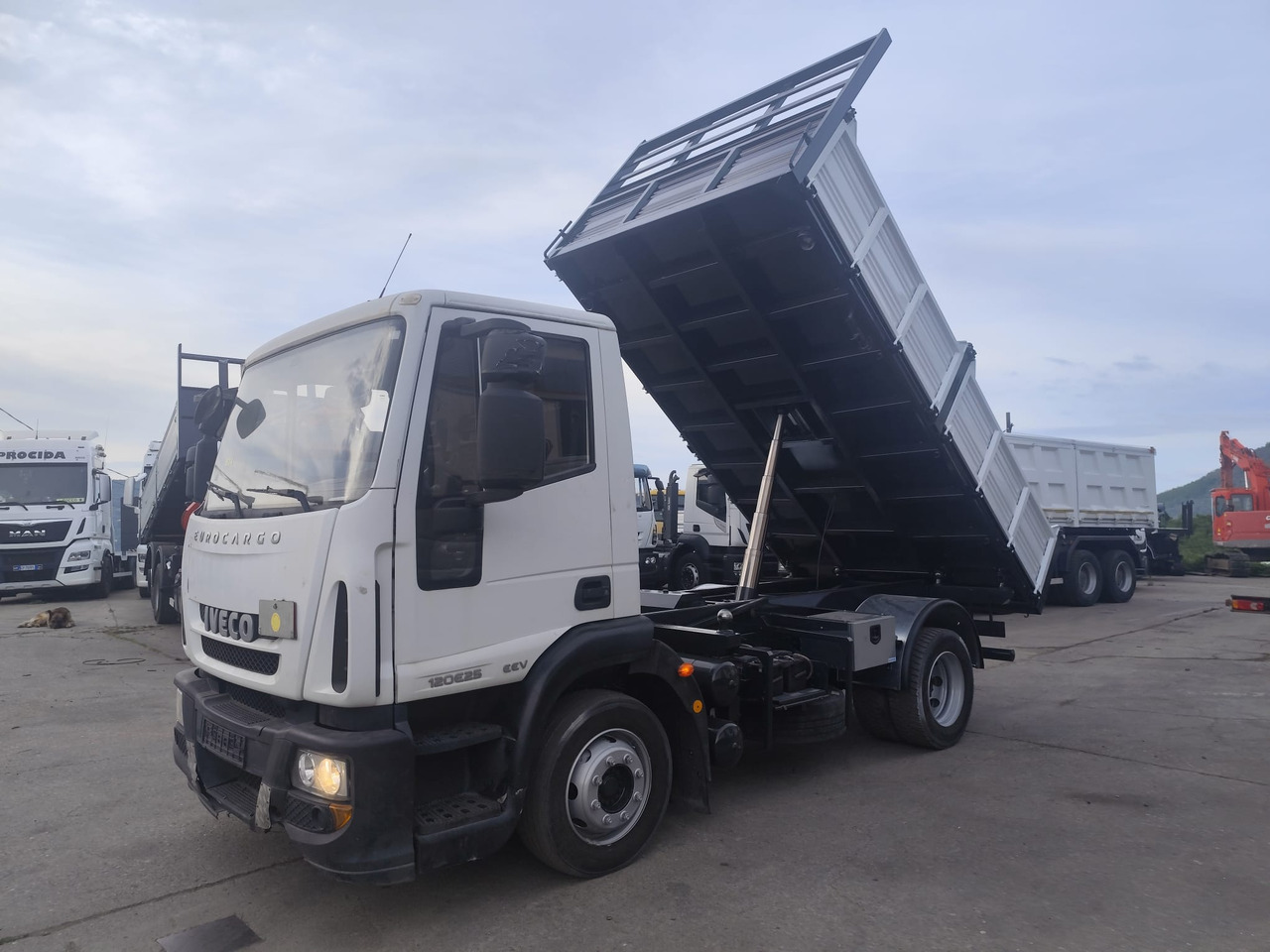 IVECO EUROCARGO 120E25 - شاحنة قلاب: صورة 1 IVECO EUROCARGO 120E25 - شاحنة قلاب: صورة 1