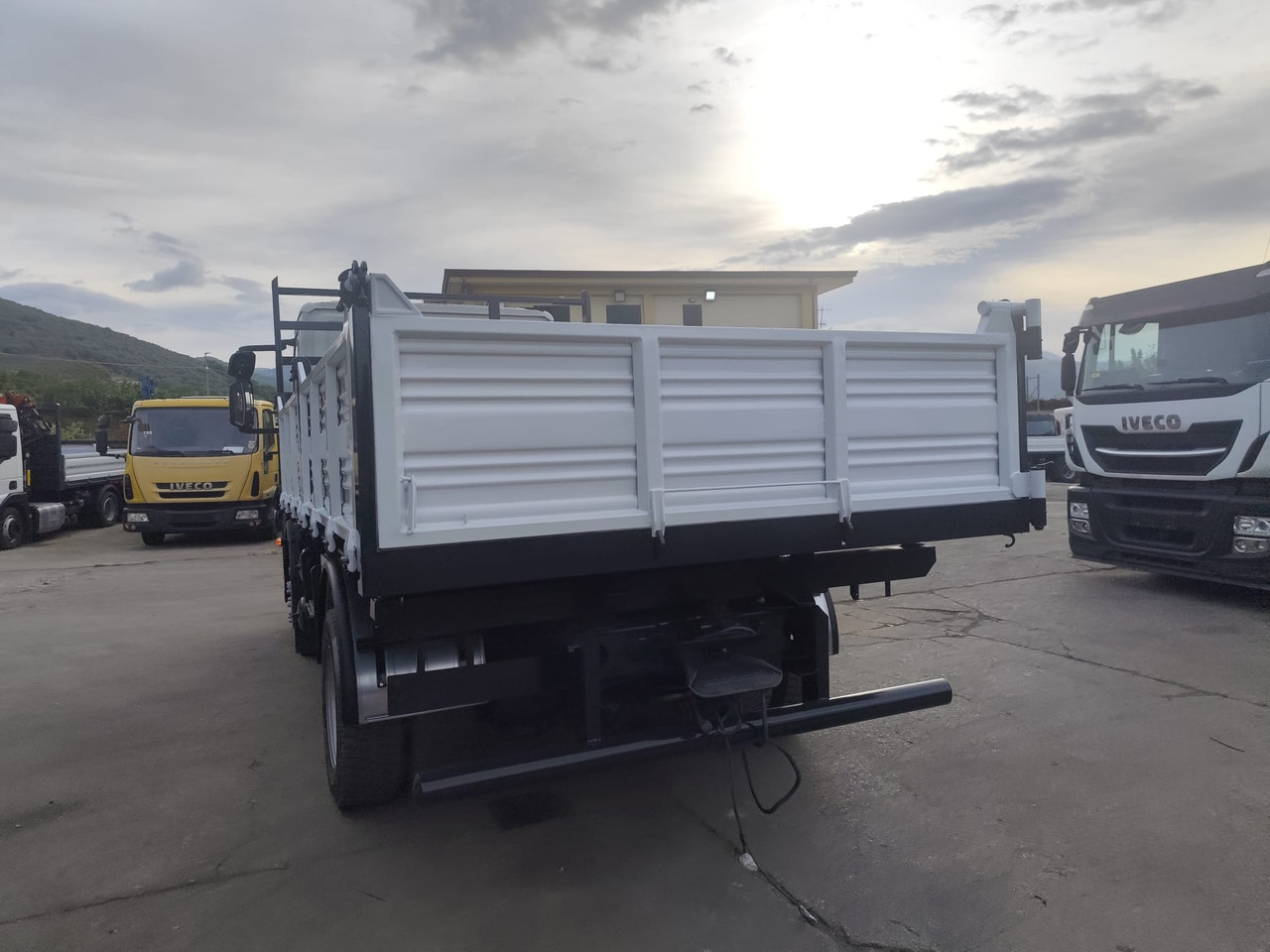 IVECO EUROCARGO 120E25 - شاحنة قلاب: صورة 4 IVECO EUROCARGO 120E25 - شاحنة قلاب: صورة 4