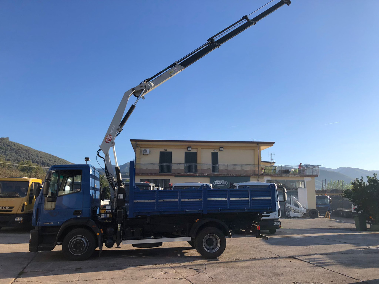 IVECO EUROCARGO 140E25 - شاحنة كرين: صورة 2 IVECO EUROCARGO 140E25 - شاحنة كرين: صورة 2