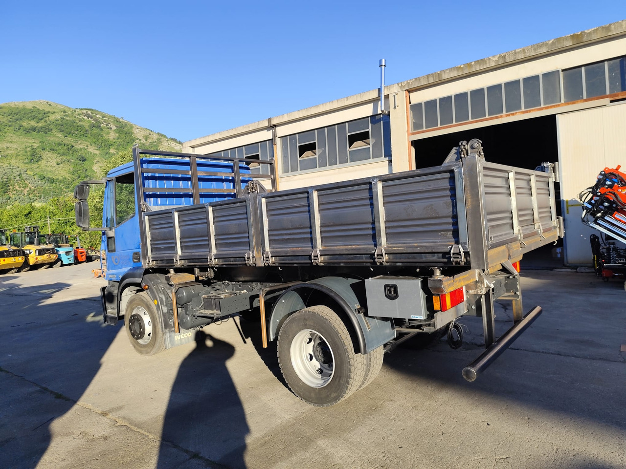 IVECO EUROCARGO 150E25 - شاحنة قلاب: صورة 2 IVECO EUROCARGO 150E25 - شاحنة قلاب: صورة 2