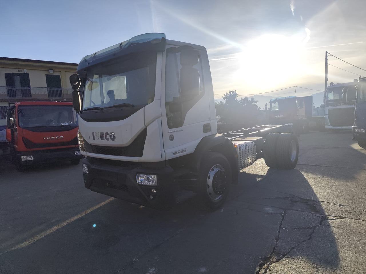 IVECO EUROCARGO 180-320 - شاحنة هيكل كابينة: صورة 1 IVECO EUROCARGO 180-320 - شاحنة هيكل كابينة: صورة 1