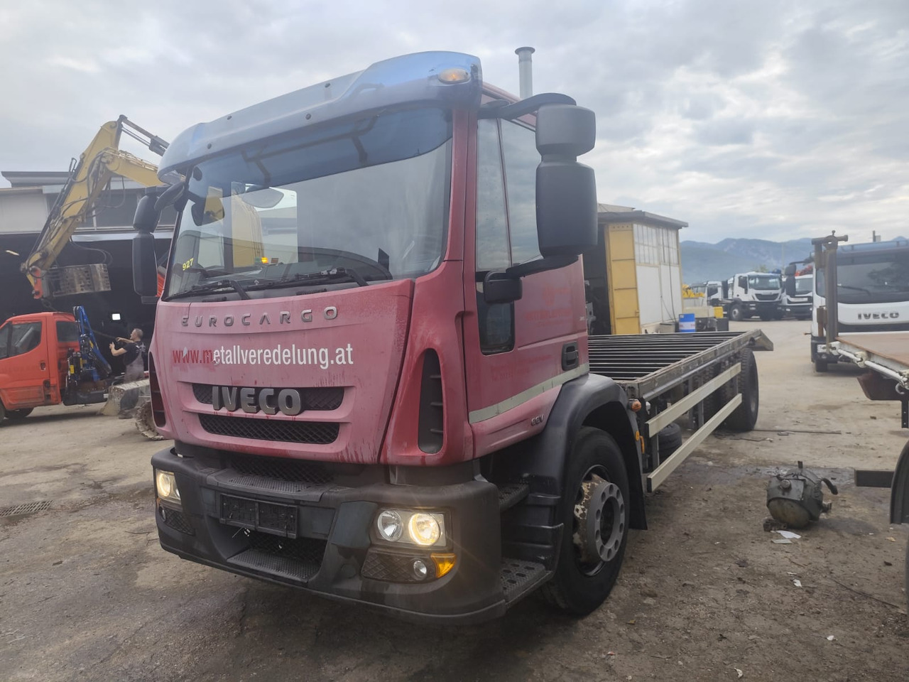 IVECO EUROCARGO 180E30 - شاحنات مسطحة: صورة 2 IVECO EUROCARGO 180E30 - شاحنات مسطحة: صورة 2