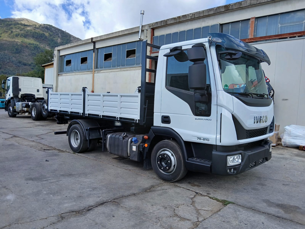 IVECO EUROCARGO 75-210 - شاحنة قلاب: صورة 1 IVECO EUROCARGO 75-210 - شاحنة قلاب: صورة 1