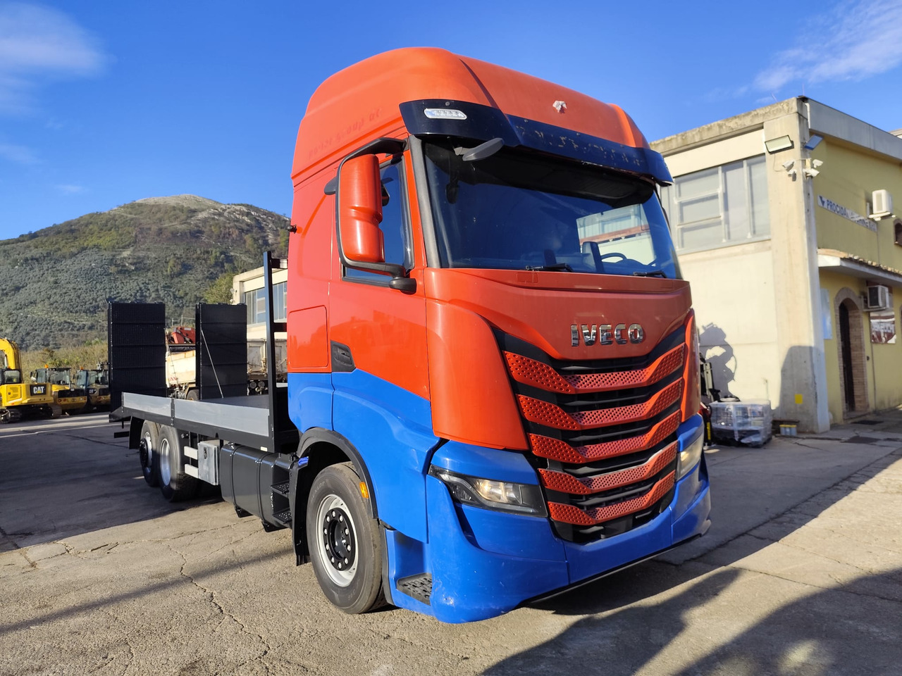 IVECO S-WAY AS260S48 Y - شاحنات مسطحة: صورة 1 IVECO S-WAY AS260S48 Y - شاحنات مسطحة: صورة 1