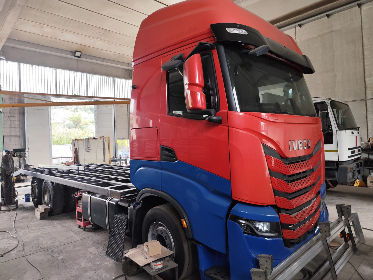 IVECO S-WAY AS260S48 Y - شاحنات مسطحة: صورة 1 IVECO S-WAY AS260S48 Y - شاحنات مسطحة: صورة 1