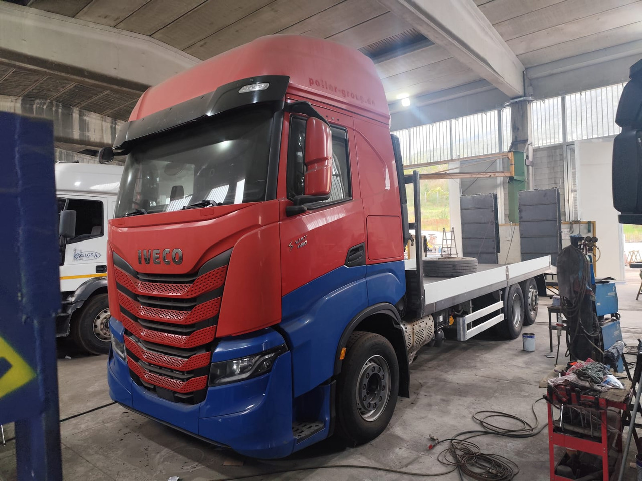 IVECO S-WAY AS260S48 Y - شاحنات مسطحة: صورة 1 IVECO S-WAY AS260S48 Y - شاحنات مسطحة: صورة 1