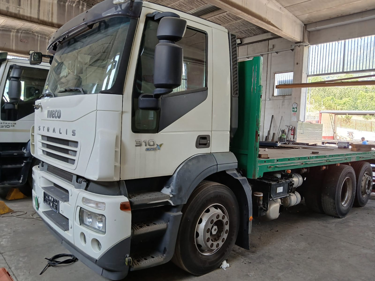 IVECO STRALIS AD 260S31 - شاحنات مسطحة: صورة 1 IVECO STRALIS AD 260S31 - شاحنات مسطحة: صورة 1