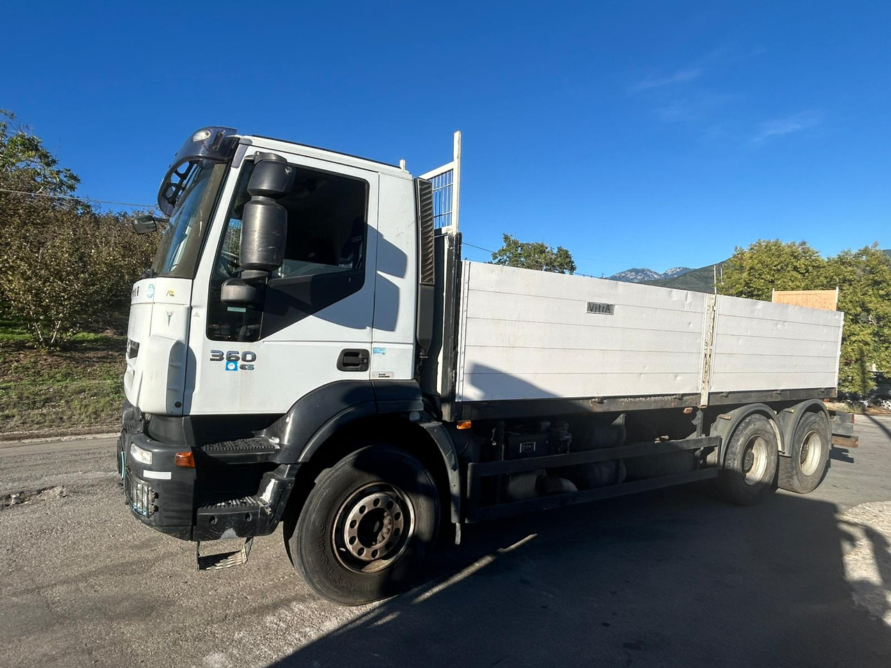 IVECO TRAKKER 260T36 - شاحنات مسطحة: صورة 2 IVECO TRAKKER 260T36 - شاحنات مسطحة: صورة 2