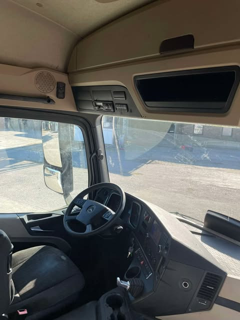 Interior photo 1: جديدة وحدة جر mercedes-beenz actros