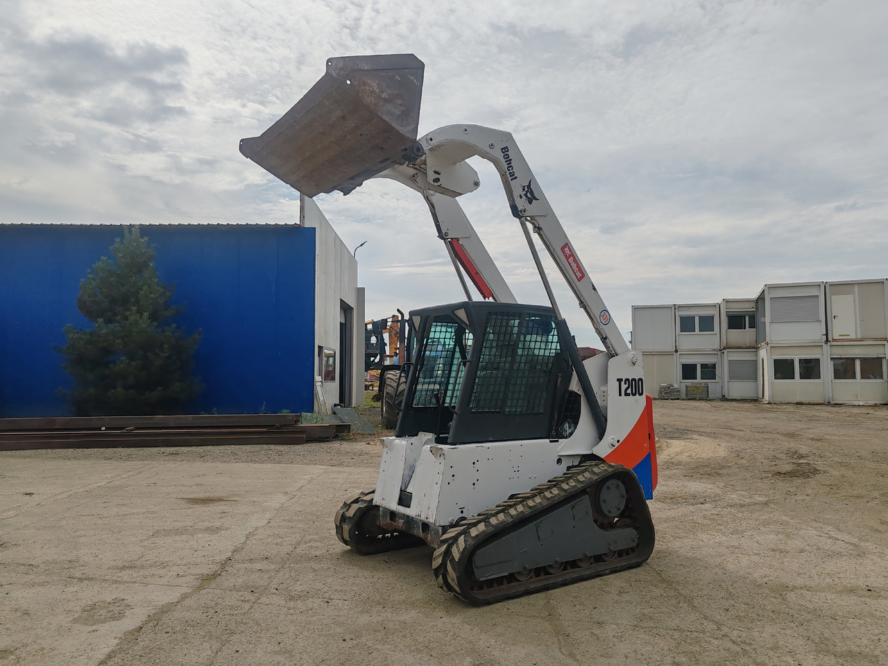 BOBCAT T200 - اللودر المجنزر صغير: صورة 1 BOBCAT T200 - اللودر المجنزر صغير: صورة 1
